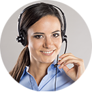 Natural Pharmaceuticals Hepactum FORTE Ügyfélszolgálati munkatárs mosolyog, mikrofonos fejhallgatót visel, telefonos támogatást nyújt.